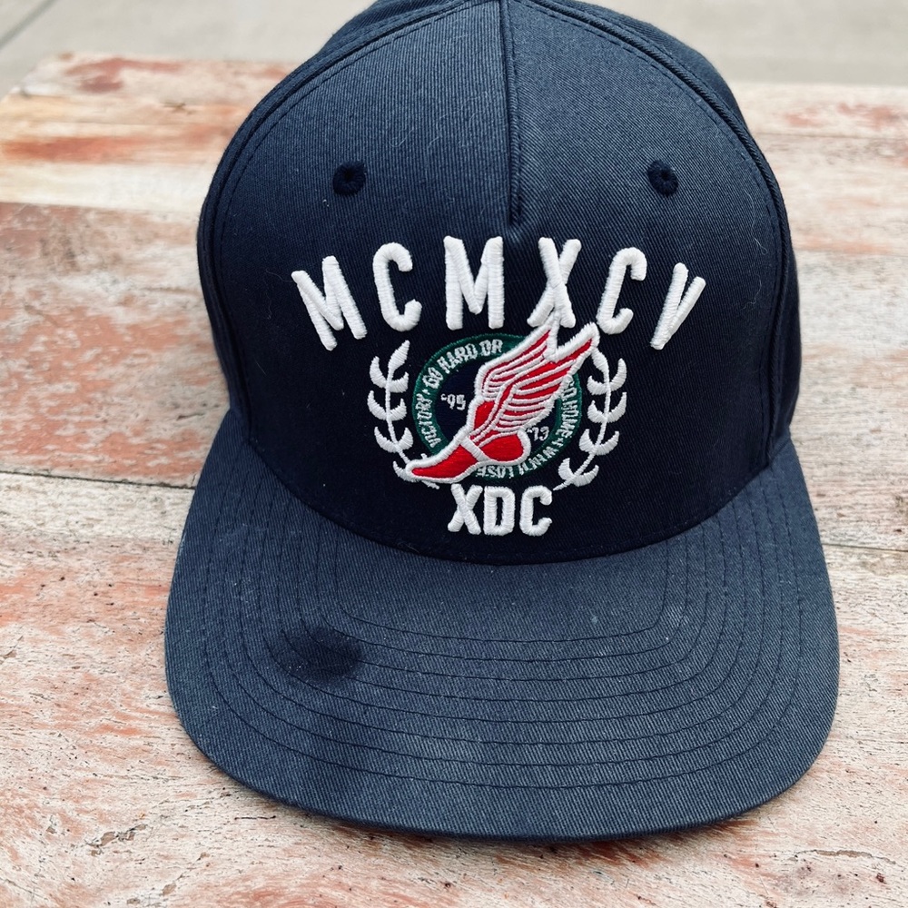 Ten Deep red runner starter hat
